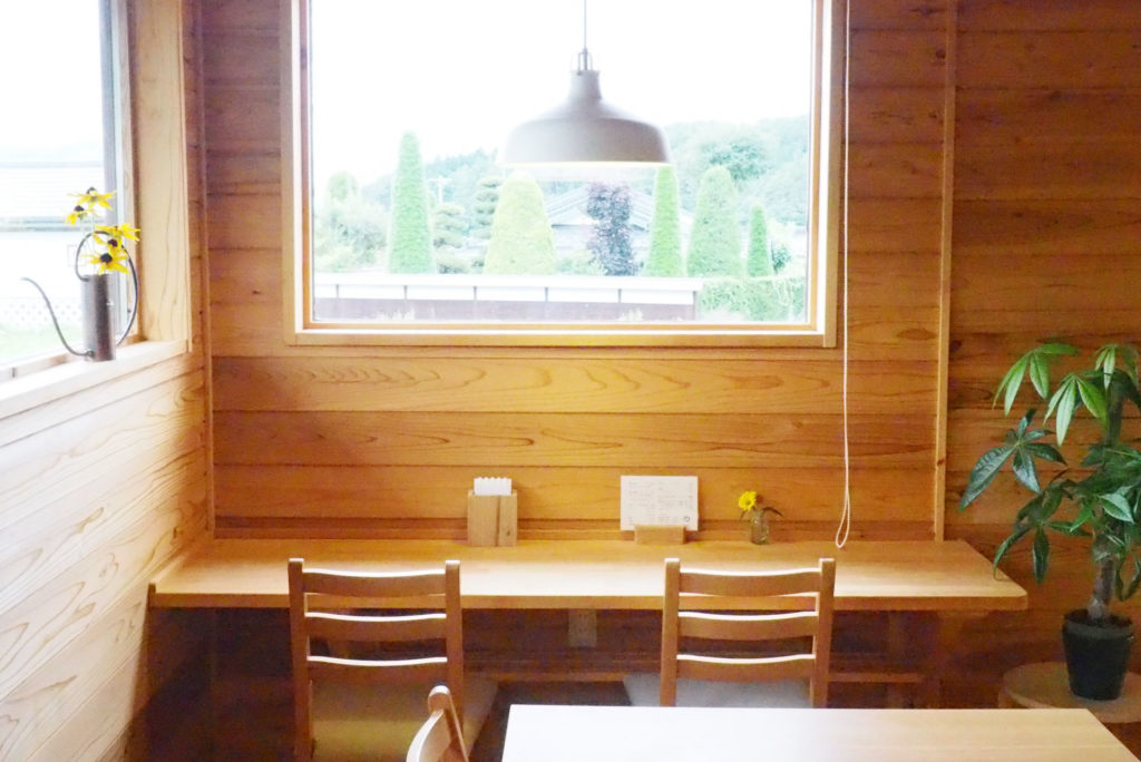 木製を基調としたカフェ