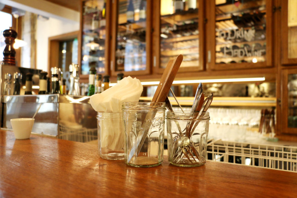 木製を基調としたカフェ