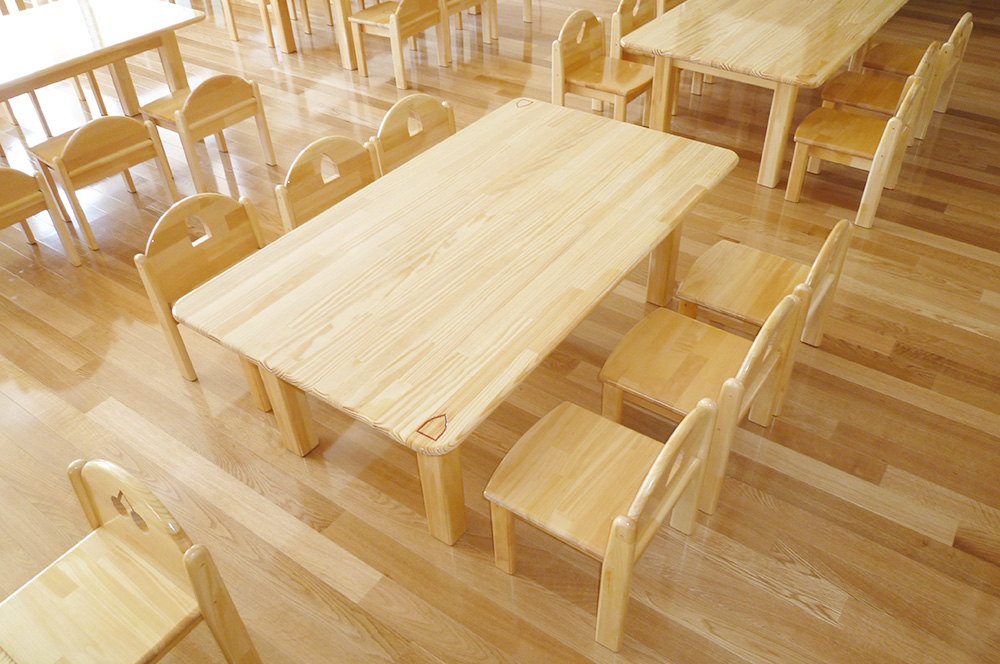 保育園の木製園児テーブル
